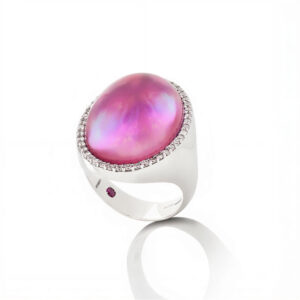 COCKTAIL RING  WITH WHITE MOTHER OF PEARL, AMETHYST, RED AGATE AND DIAMONDS