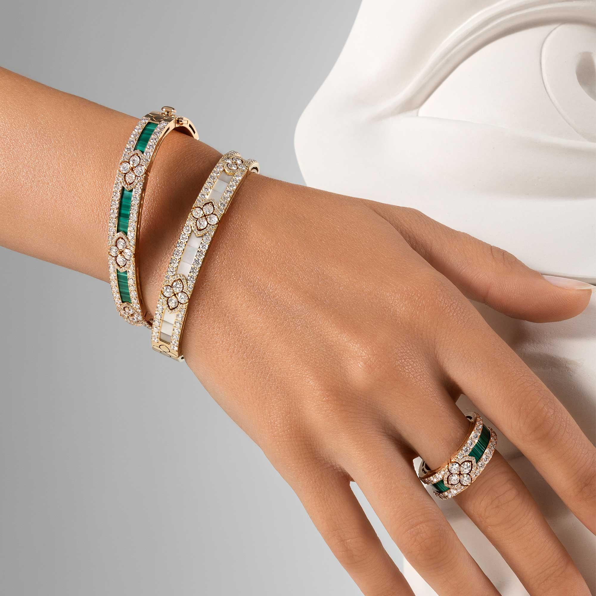 LOVE IN VERONA BANGLE WITH MALACHITE AND DIAMONDS - Image 2