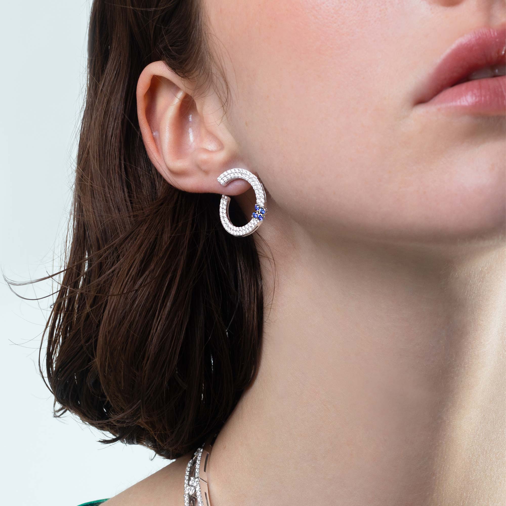 LOVE IN VERONA EARRINGS WITH DIAMONDS AND BLUE SAPPHIRES - Image 2