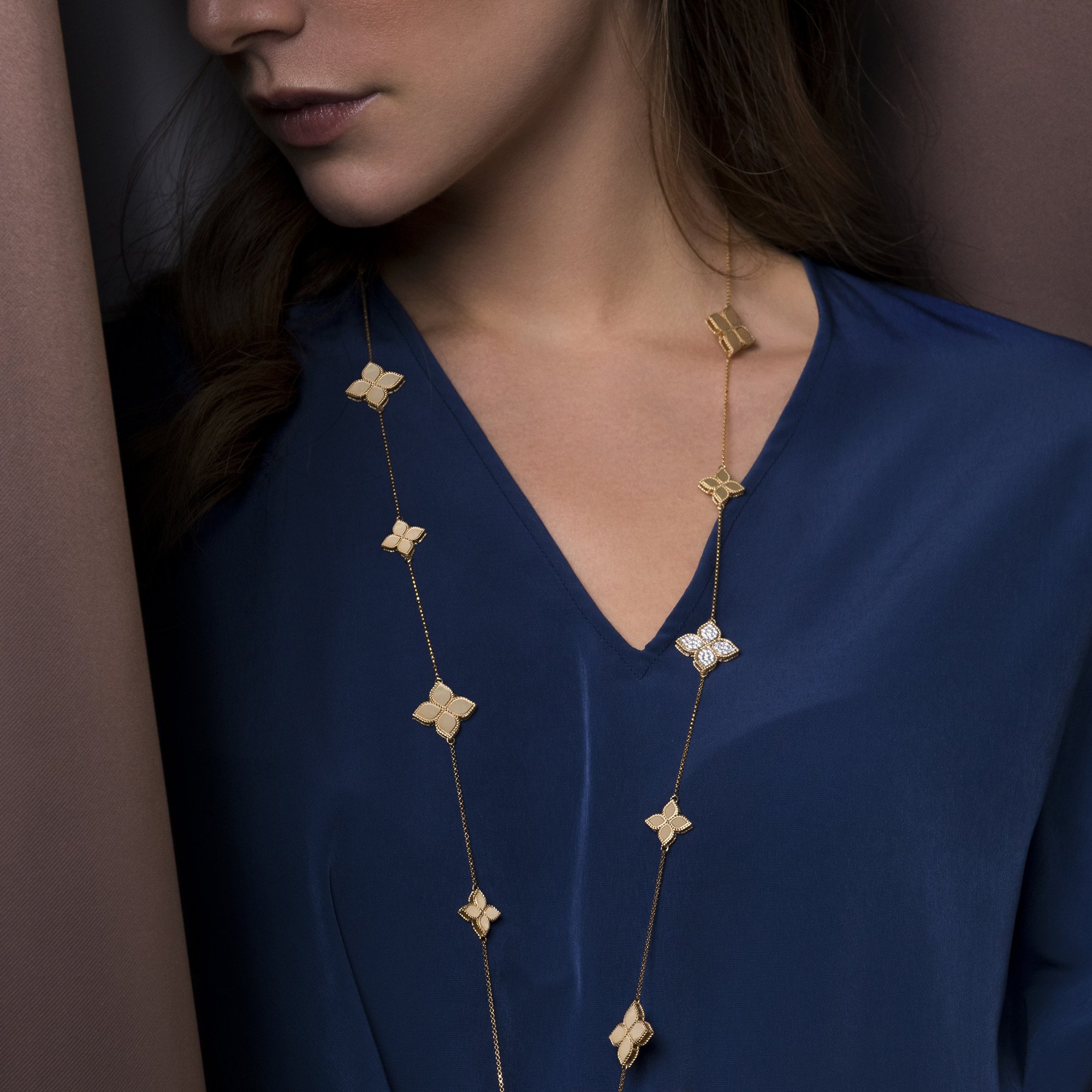 PRINCESS FLOWER NECKLACE WITH DIAMONDS - Image 2